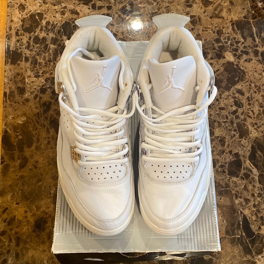 Nike. Air Jordan 4 Retro